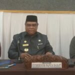 Penjabat Gubernur Papua Barat, Ali Baham Temongmere didampingi Plt. Kepala Disnakertrans Papua Barat, Jandri Salakory (kiri) dan Asisten I Setda Provinsi Papua Barat, Syors A.O. Marani (kanan) menggelar konferensi pers penetapan kenaikan UMP Papua Barat 2025 di Manokwari. Foto: FSM