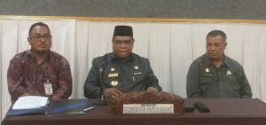 Penjabat Gubernur Papua Barat, Ali Baham Temongmere didampingi Plt. Kepala Disnakertrans Papua Barat, Jandri Salakory (kiri) dan Asisten I Setda Provinsi Papua Barat, Syors A.O. Marani (kanan) menggelar konferensi pers penetapan kenaikan UMP Papua Barat 2025 di Manokwari. Foto: FSM