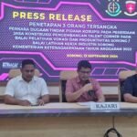 Kejari Sorong menggelar konferensi pers penetapan 3 tersangka dugaan tipikor pekerjaan jasa konstruksi pengembangan Talent Corner pada BLKI Sorong, 13 September 2024. Foto: kejari-sorong.kejaksaan.go.id