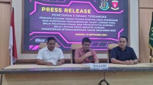 Kejari Sorong menggelar konferensi pers penetapan 3 tersangka dugaan tipikor pekerjaan jasa konstruksi pengembangan Talent Corner pada BLKI Sorong, 13 September 2024. Foto: kejari-sorong.kejaksaan.go.id