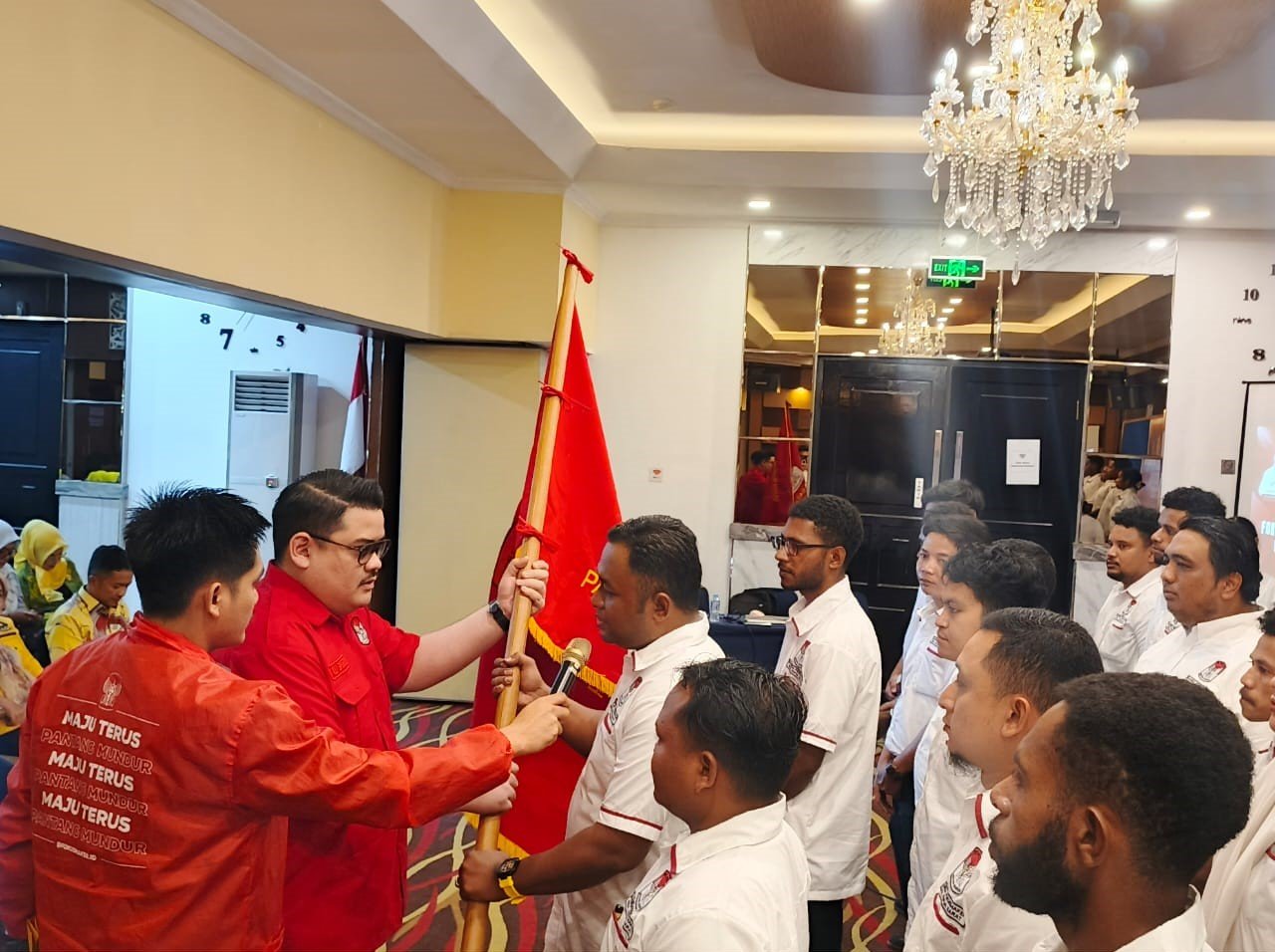 Ketua Umum Bakornas Fokusmaker, Ali Ghiffar P. Rinanto melantik pengurus Bakorda Fokusmaker Papua Barat di Aston Niu Hotel, Manokwari, Sabtu, 30 November 2024. Foto: TIM2