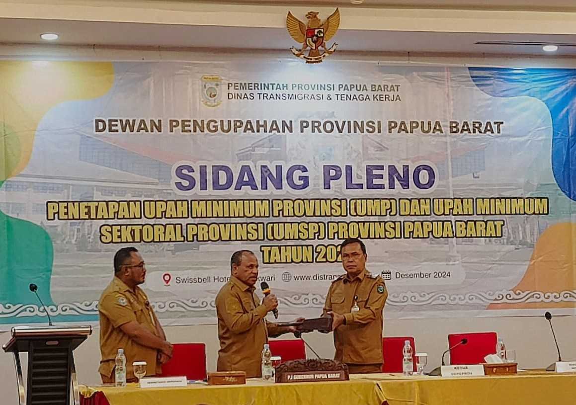 Dewan Pengupahan Provinsi Papua Barat menggelar sidang pleno penetapan UMP dan UMSP Papua Barat 2025 di salah satu hotel di Manokwari, Senin, 9 Desember 2024. Foto: FSM