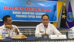 Kabid Pemberantasan BNNP Papua Barat, I Ketut Widiarta (kanan)