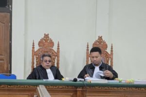 Penasehat hukum dua terdakwa dugaan tipikor sewa gedung sementara DPRD Teluk Bintuni, Pieter Wellikin, SH dan Paulus S.R. Renyaan, SH di Pengadilan Tipikor Papua Barat, Kamis (9/1/2025) malam. Foto: HEN