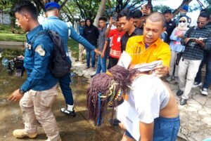 Tersangka Agung Suyono memperagakan proses pembunuhan terhadap korban Kesya Lestaluhu dalam proses rekonstruksi, di Lantamal XIV Sorong. TP/CR24