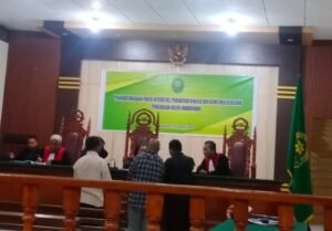 Sidang perkara dugaan tipikor sewa gedung sementara DPRD Kabupaten Teluk Bintuni pada Penginapan Kartini, di Pengadilan Tipikor Papua Barat, Manokwari, Rabu (8/1/2025) malam. Foto: TIM2