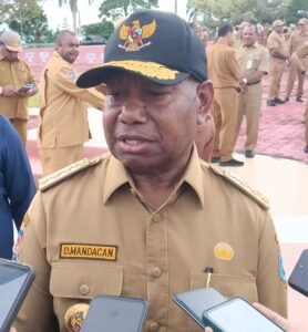 Gubernur Papua Barat, Dominggus Mandacan