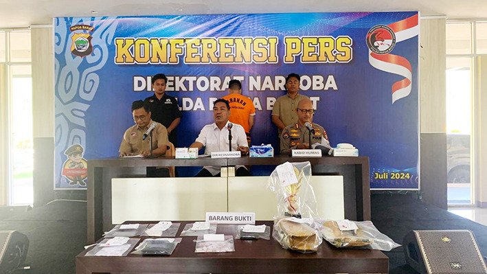 Polda Papua Barat menggelar konferensi pers pengungkapan kasus narkotika jenis Shabu-shabu dengan tersangka, Mohammad Rusdianto di Polda Papua Barat, Selasa, 30 Juli 2024. Foto: DOK