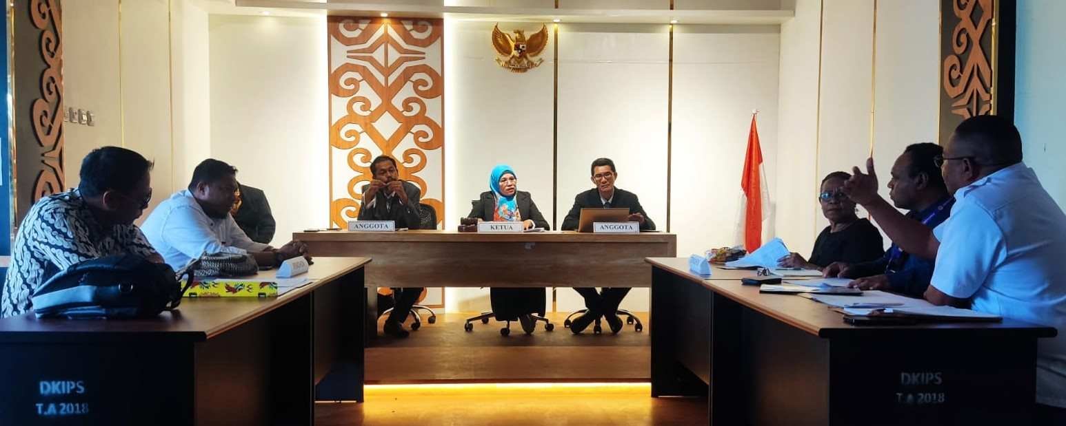 Majelis komisioner KIP Papua Barat menggelar sidang sengketa informasi yang dihadiri Pansel DPR Papua Barat jalur Pengangkatan selaku Termohon dan Matius G. Ramar selaku Pemohon di Sekretariat KIP Papua Barat, Rabu (23/4/2025). Foto: IST