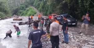 Operasi SAR gabungan untuk mencari korban banjir dan tanah longgsor di Kampung Mayes, Catubow, Kabupaten Pegaf, Minggu (18/5/2025). Foto: Humas SAR Manokwari