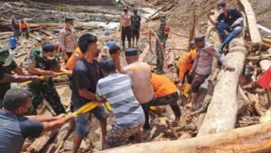 Proses evakuasi jenazah korban bencana banjir bandang di Kabupaten Pegaf oleh tim SAR gabungan, Selasa (20/5/2025). Foto: Humas Basarnas Manokwari