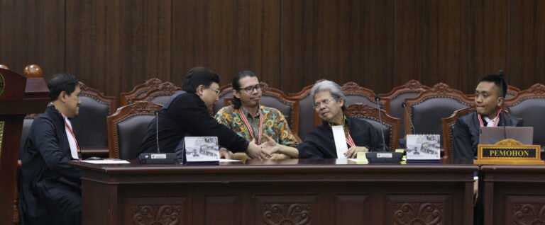 MK Pertegas Pemaknaan Unsur-unsur Pencemaran Nama Baik Dalam UU ITE