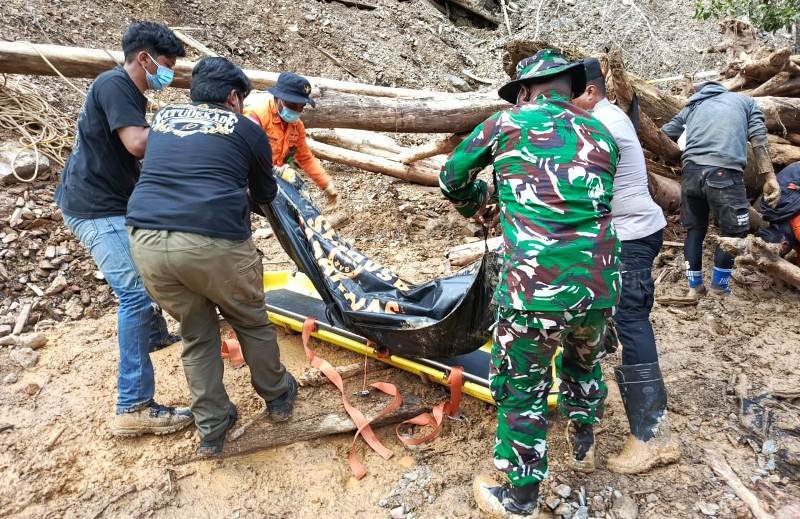 Proses evakuasi jenazah korban bencana banjir bandang di Kabupaten Pegaf oleh tim SAR gabungan, Selasa (20/5/2025). Foto: IST