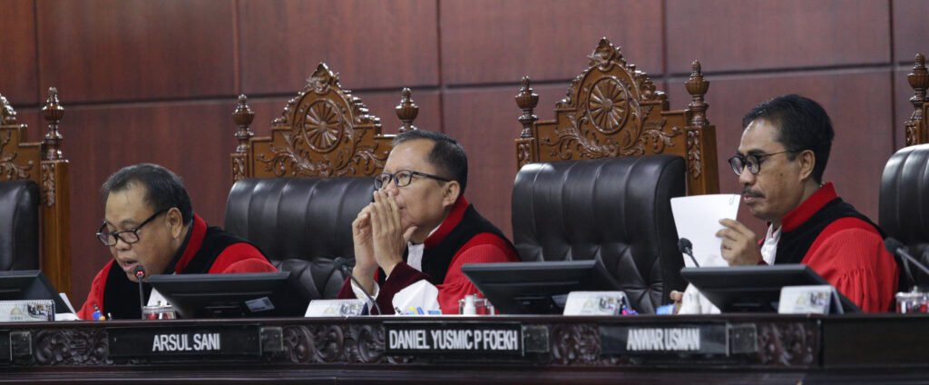 ‘Kerusuhan’ Dalam Ruang Siber Tidak Tergolong Tindak Pidana Hakim Konstitusi Arsul Sani membacakan pertimbangan hukum dalam sidang pengucapan putusan Nomor: 115/PUU-XXII/2024, Selasa (29/4/2025). Foto Humas/Bay