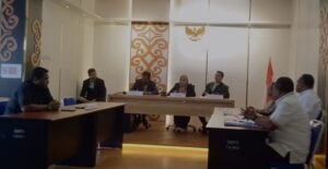 Sidang sengketa informasi seleksi calon anggota DPR Papua Barat jalur Otsus antara Pemohon, Matius Gun Ramar dan Pansel Anggota DPR Papua Barat jalur Otsus dengan agenda pemeriksaan saksi atau ahli dari Pemohon, Senin (5/5/2025). Foto: IST