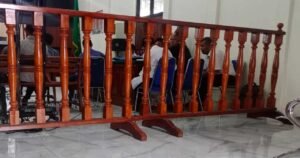 Sidang tipikor pengajuan kredit di BRI KCP Manokwari Kota sedang diskors, di PN Manokwari, Kamis (15/5/2025). Foto: TIM2