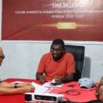 : Timsel calon anggota KPU Provinsi Papua Barat periode 2025-2030 menerima berkas peserta seleksi menjelang penutupan pendaftaran di Sekretariat Timsel di Makaleuw, Manokwari, Sabtu (17/5/2025). Foto: IST