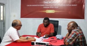 : Timsel calon anggota KPU Provinsi Papua Barat periode 2025-2030 menerima berkas peserta seleksi menjelang penutupan pendaftaran di Sekretariat Timsel di Makaleuw, Manokwari, Sabtu (17/5/2025). Foto: IST