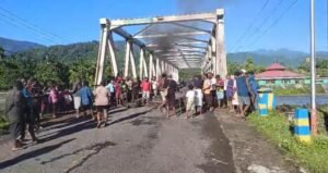 Warga memblokade ruas jalan di Distrik Warmare, Kabupaten Manokwari buntut dari kekecewaan hasil seleksi CPNS formasi 2021, Sabtu, 10 Mei 2025. Foto: IST