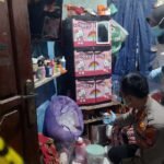 2 Tersangka Diperkirakan Gugurkan Ratusan Janin Kapolresta Sorong Kota, Kombes Pol. Happy P. Yudianto memimpin penggeledahan di rumah yang diduga menjadi tempat aborsi ilegal di Kota Sorong, Papua Barat Daya. Foto: CR24
