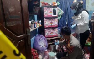 Kapolresta Sorong Kota, Kombes Pol. Happy P. Yudianto memimpin penggeledahan di rumah yang diduga menjadi tempat aborsi ilegal di Kota Sorong, Papua Barat Daya. Foto: CR24