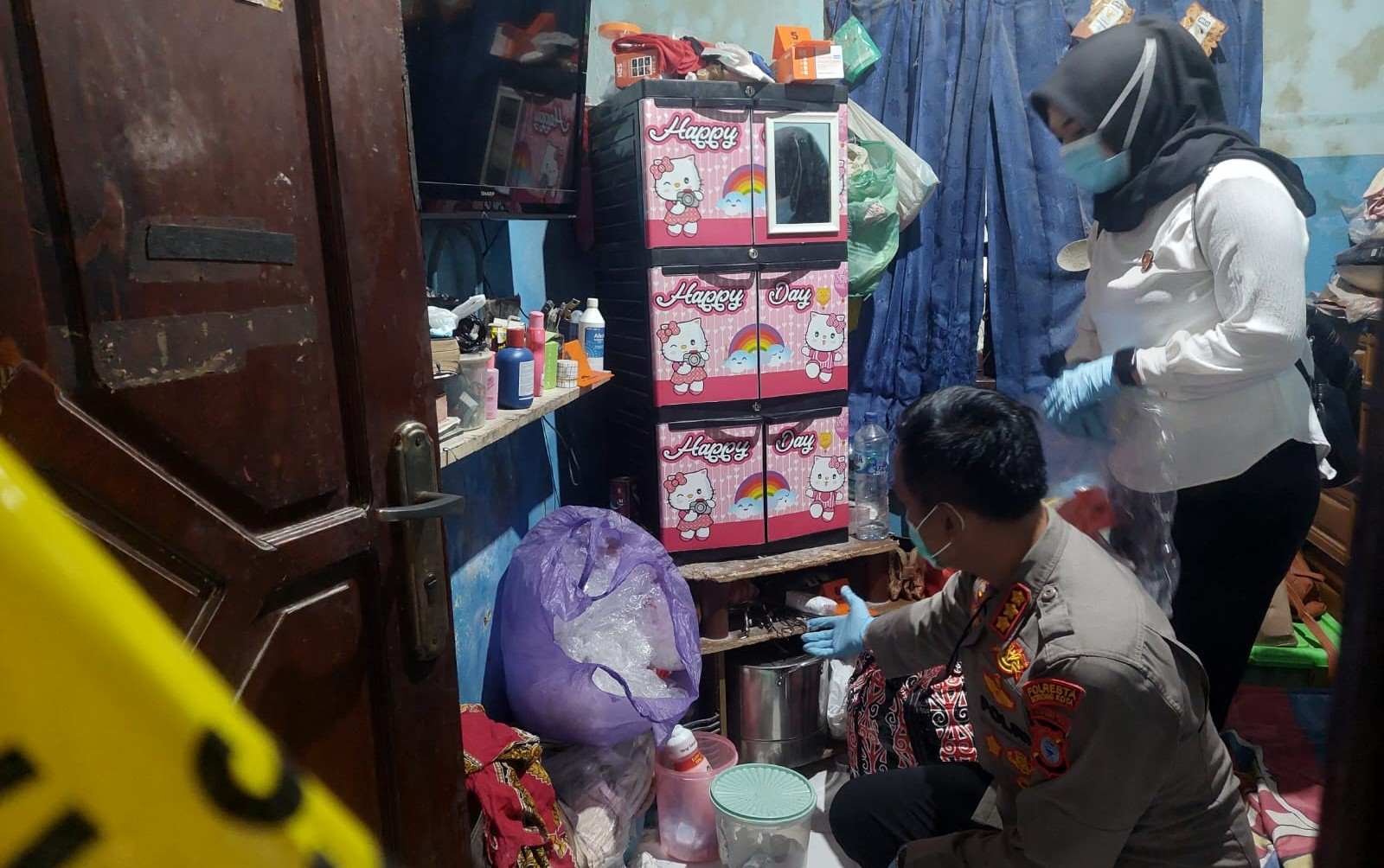 Kapolresta Sorong Kota, Kombes Pol. Happy P. Yudianto memimpin penggeledahan di rumah yang diduga menjadi tempat aborsi ilegal di Kota Sorong, Papua Barat Daya. Foto: CR24