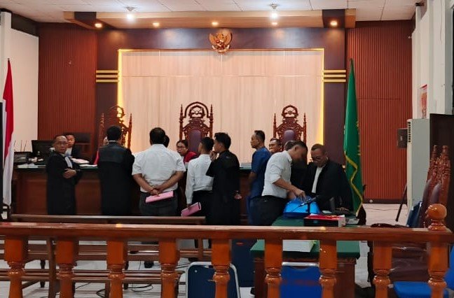 Sidang perkara dugaan tipikor pemberian fasilitas kredit pada BRI KCP Manokwari Kota, Jumat, 20 Juni 2025 malam sekitar pukul 23.45 WIT. Foto: TIM2