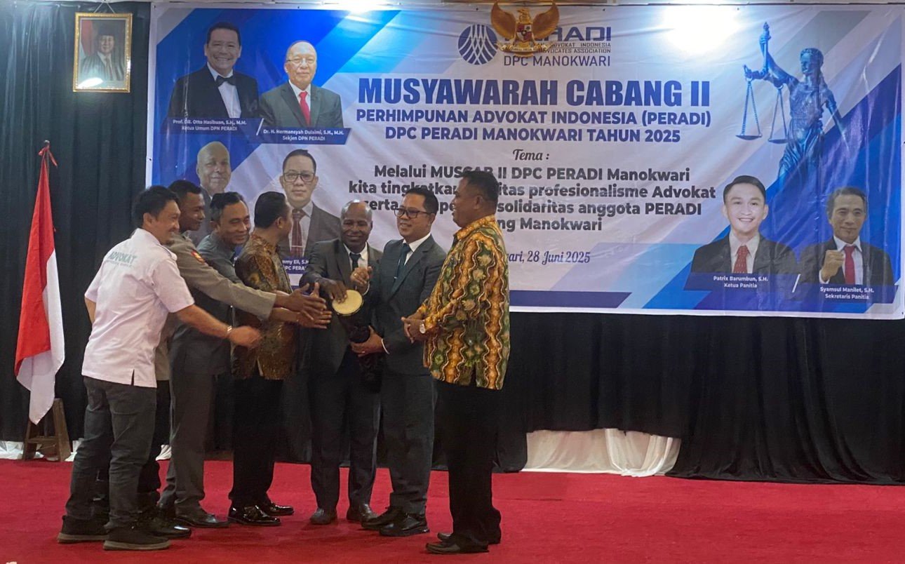 Acara pembukaan Muscab II DPC Peradi Manokwari di salah satu hotel di Manokwari, Sabtu (28/6/2025), dihadiri perwakilan PN Manokwari, Hermawanto, SH, Kajari Manokwari, Teguh Suhendro, SH, dan Kasikum Polresta Manokwari, AKP Rexon Urbon. Foto: HEN