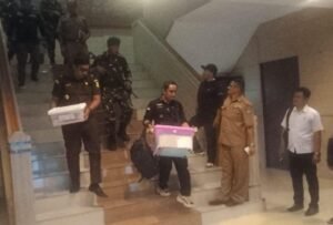 Penyidik Pidsus Kejati Papua Barat melakukan penggeledahan di Kantor Bupati Sorong. Foto: IST