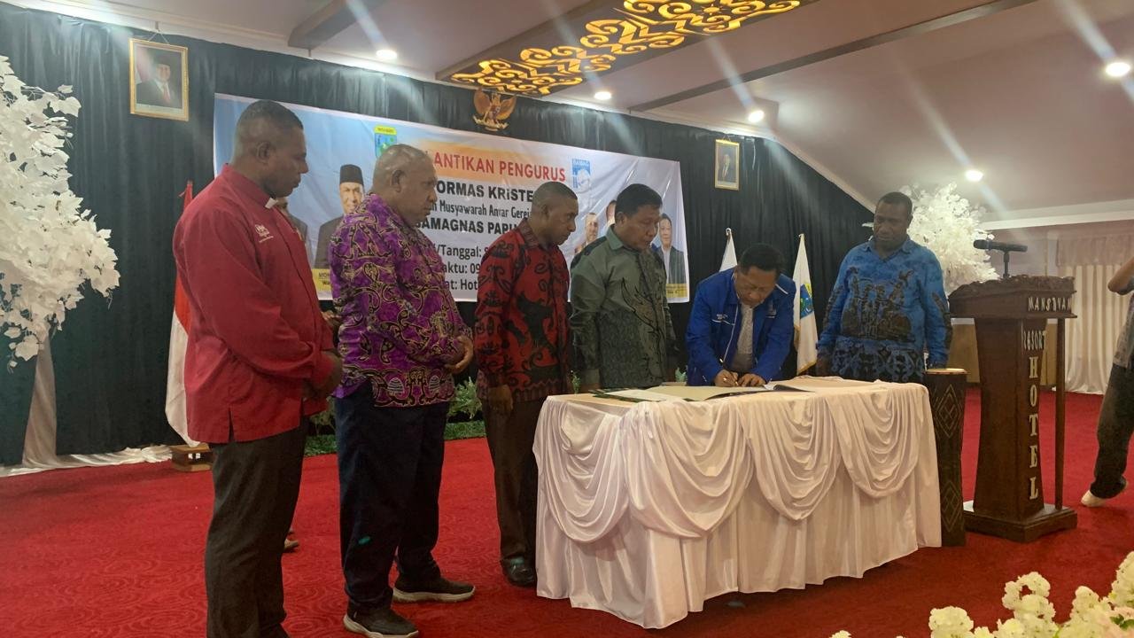 Pelantikan pengurus DPD BAMAGNAS Papua Barat oleh Sekjen BAMAGNAS, Dr. Hence Bulu, SE di salah satu hotel di Manokwari, Sabtu, 12 Juli 2025. Foto: IST