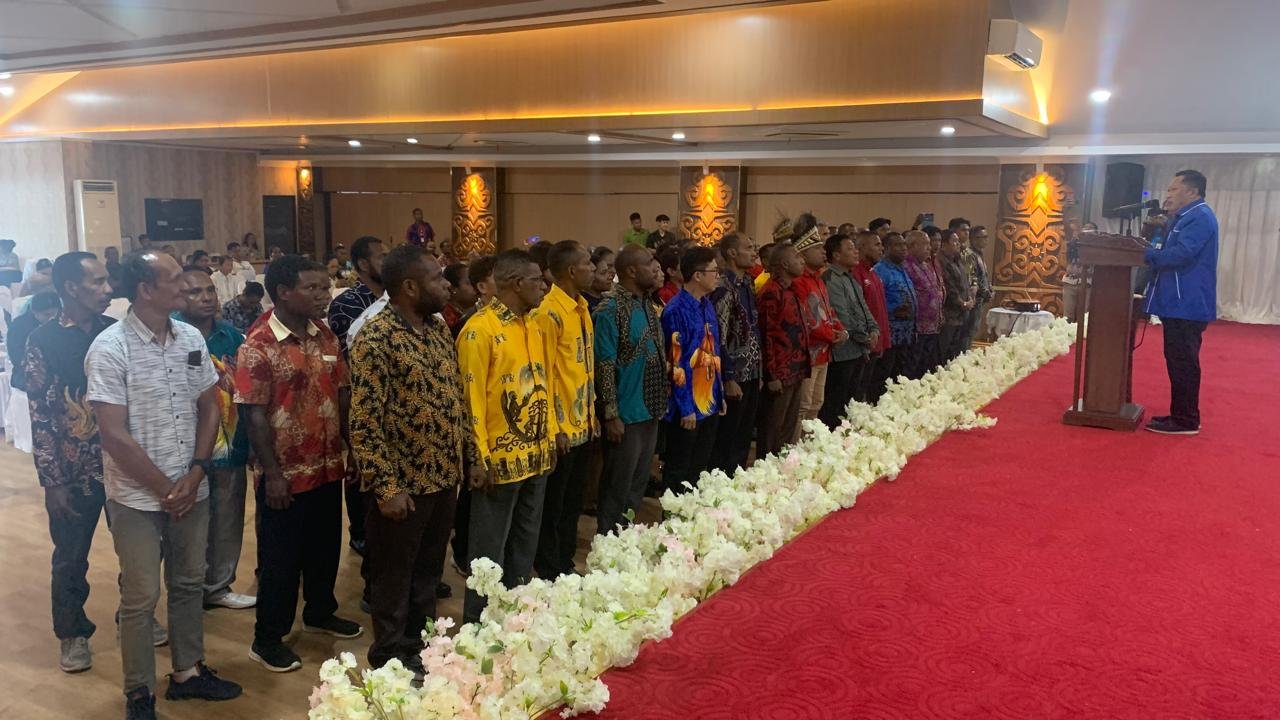 Pelantikan pengurus DPD BAMAGNAS Papua Barat oleh Sekjen BAMAGNAS, Dr. Hence Bulu, SE di salah satu hotel di Manokwari, Sabtu, 12 Juli 2025. Foto: IST