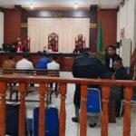 Perkara Pemberian Fasilitas Kredit BRI, Suryo Divonis Pidana 7 Tahun Penjara Pembacaan putusan perkara tipikor pemberian fasilitas kredit di BRI KCP Manokwari Kota di Pengadilan Tipikor Papua Barat pada PN Manokwari, Rabu, 2 Juli 2025 malam. Foto: TIM2