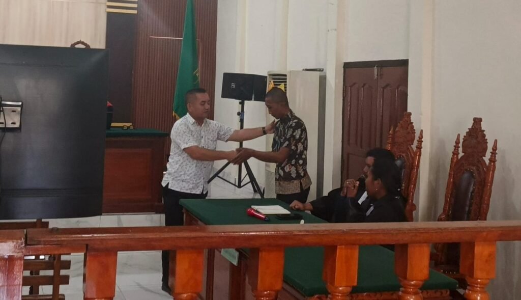 Saksi, Charlton Parlindungan meminta waktu kepada majelis hakim untuk menyalami terdakwa, Gamblong untuk terakhir kalinya, di ruang sidang PN Manokwari, Senin, 27 April 2026. Foto: TIM2