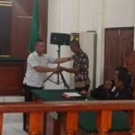 Saksi, Charlton Parlindungan meminta waktu kepada majelis hakim untuk menyalami terdakwa, Gamblong untuk terakhir kalinya, di ruang sidang PN Manokwari, Senin, 27 April 2026. Foto: TIM2
