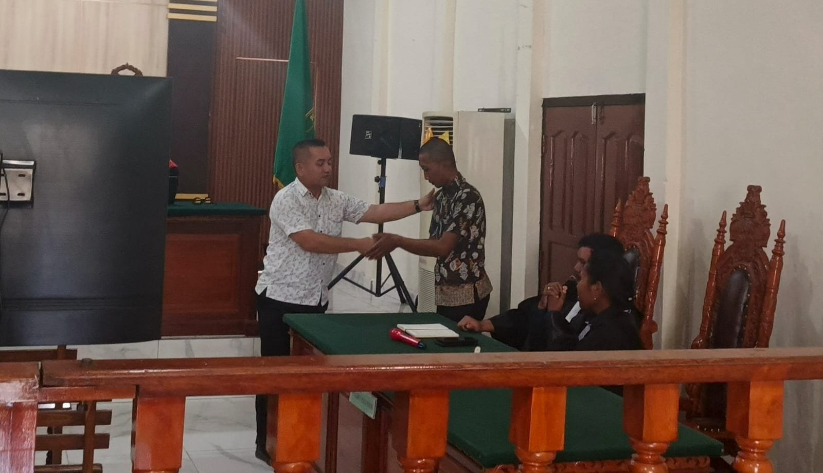 Saksi, Charlton Parlindungan meminta waktu kepada majelis hakim untuk menyalami terdakwa, Gamblong untuk terakhir kalinya, di ruang sidang PN Manokwari, Senin, 27 April 2026. Foto: TIM2
