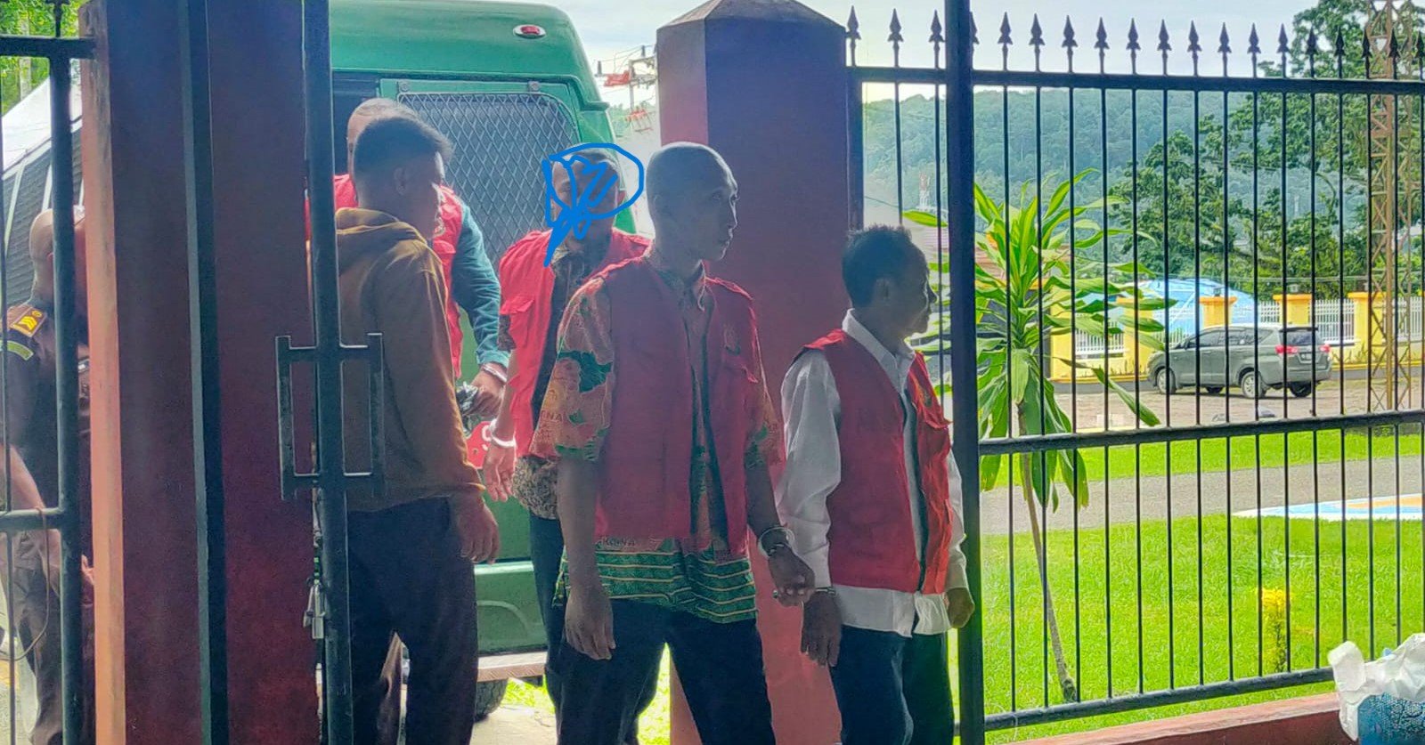 Terdakwa, Yahya Himawan alias Gamblong tiba di PN Manokwari, Senin (20/4/2026). Foto: SDR