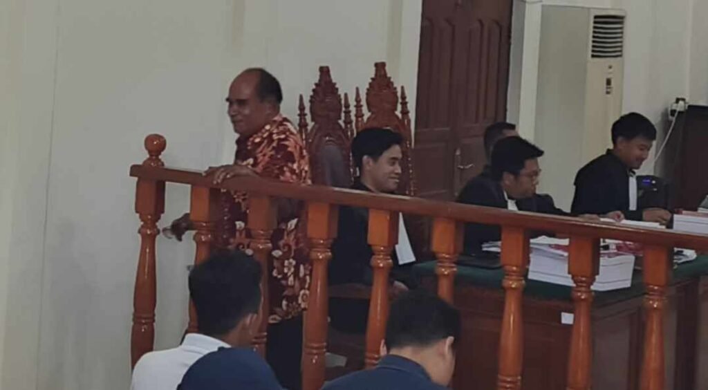 Mantan Wali Kota Sorong, Drs. Ec. Lamberthus Jitmau usai memberikan keterangan atas terdakwa, Hanok Talla, Jois J. Rumambi, dan Bambang E.P. Mogadi di Pengadilan Tipikor Papua Barat pada PN Manokwari pada 28 Januari 2026. Foto: TIM2
