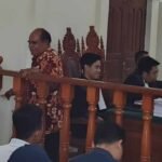Mantan Wali Kota Sorong, Drs. Ec. Lamberthus Jitmau usai memberikan keterangan atas terdakwa, Hanok Talla, Jois J. Rumambi, dan Bambang E.P. Mogadi di Pengadilan Tipikor Papua Barat pada PN Manokwari pada 28 Januari 2026. Foto: TIM2