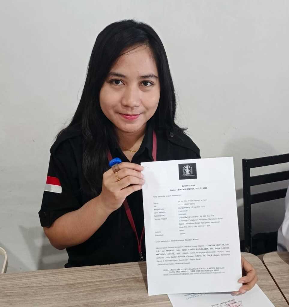 Miswati, SH menunjukkan surat kuasa dari Dr. Fitri Arniati, M.Hum terhadap tim kuasa hukumnya, Jumat, 22 Mei 2026. 