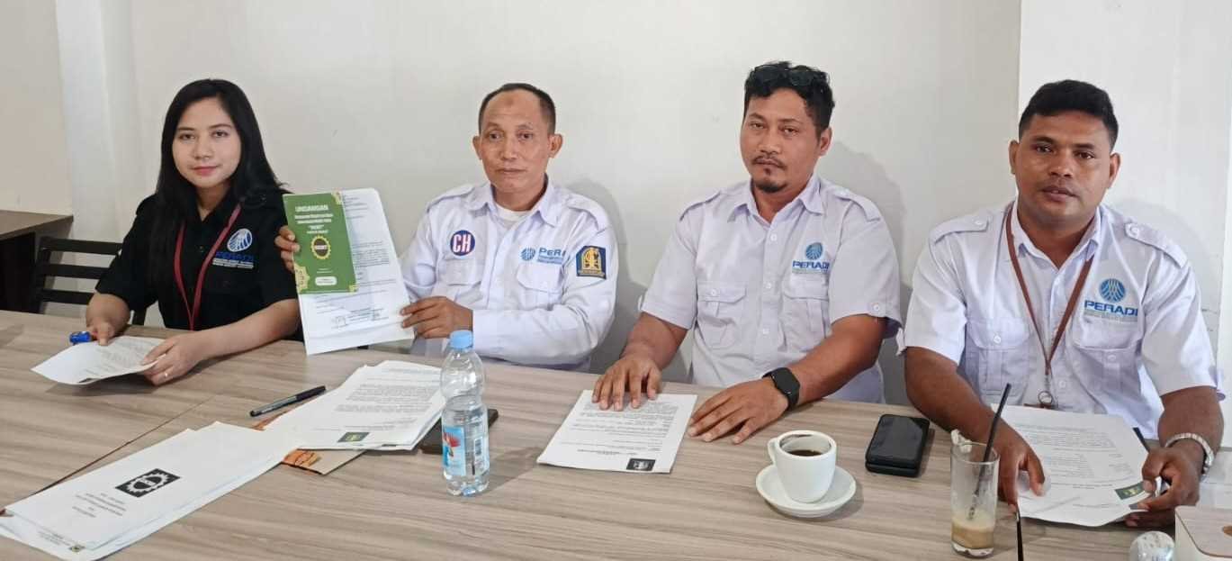 Tim kuasa hukum, Dr. Fitri Arniati Payapo, M.Hum yang diketuai Cuncun Hidayat, SH, SE menggelar konferensi pers terkait pendaftaran gugatan PMH BKMT Papua Barat ke PN Manokwari, Jumat, 22 Mei 2026. Foto: TIM2