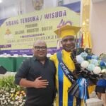 Bupati Pegunungan Arfak, Dr. Dominggus Saiba, S.Pd.K, M.Si dan Stafsus Bidang Advokasi dan Hukum, Paulus K. Simonda, SH, MH, M.Th berfoto bersama usai prosesi wisuda STT IKAT Jakarta, 5 Juni 2026. Foto: IST