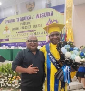 Bupati Pegunungan Arfak, Dr. Dominggus Saiba, S.Pd.K, M.Si dan Stafsus Bidang Advokasi dan Hukum, Paulus K. Simonda, SH, MH, M.Th berfoto bersama usai prosesi wisuda STT IKAT Jakarta, 5 Juni 2026. Foto: IST