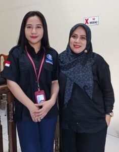 Pemohon, Dr. Fitri Arniati, SS, M.Hum didampingi tim kuasa hukumnya, Miswati, SH usai sidang gugatan praperadilan di PN Manokwari, Jumat, 17 Juli 2026. Foto: TIM2