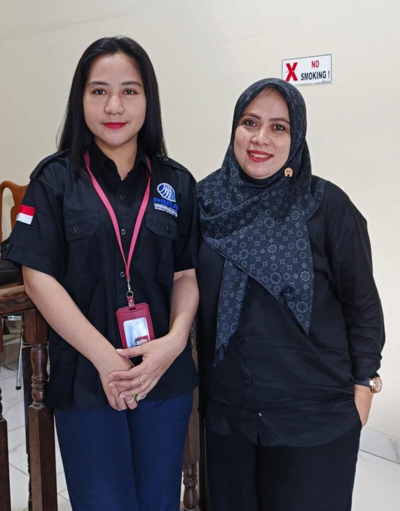 Pemohon, Dr. Fitri Arniati, SS, M.Hum didampingi tim kuasa hukumnya, Miswati, SH usai sidang gugatan praperadilan di PN Manokwari, Jumat, 17 Juli 2026. Foto: TIM2