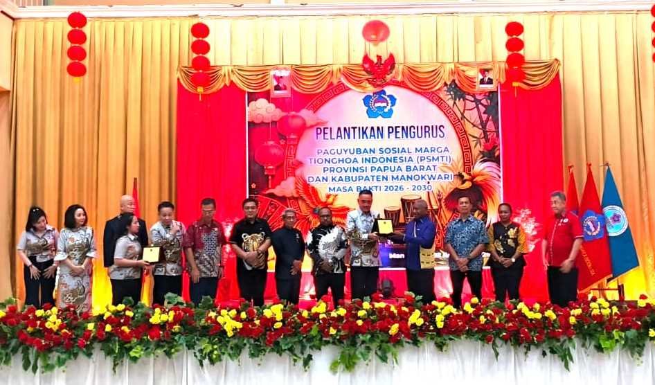 Ketua Umum PSMTI, Wilianto Tanta menyerahkan cinderamata kepada Gubernur Papua Barat, Dominggus Mandacan di Aula Navis, SMA Villanova, Susweni, Manokwari, Minggu, 2 Agustus 2026. Foto: CR18