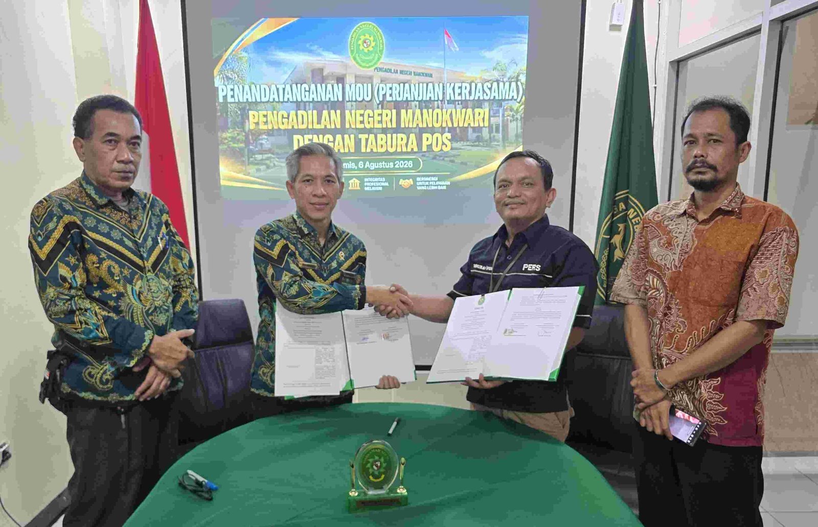 Ketua PN Manokwari, Mahendrasmara Purnamajati, SH, MH dan Pemimpin Perusahaan Tabura Pos, Roy M. Sibarani menandatangani MoU Publikasi Informasi dan Layanan Hukum di PN Manokwari, Kamis, 6 Agustus 2026. Foto: IST 
