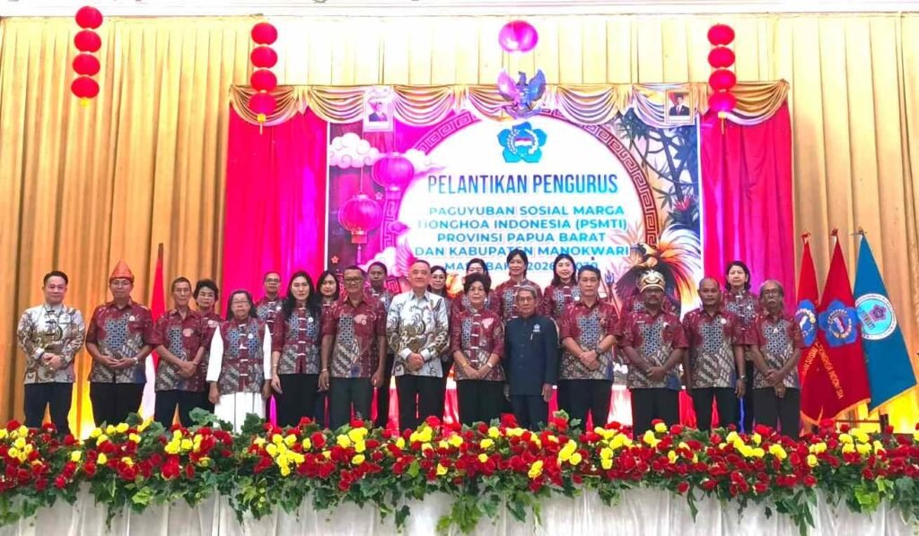 Pengurus PSMTI Kabupaten Manokwari usai dilantik Ketua Umum PSMTI, Wilianto Tanta di Aula Navis, SMA Villanova, Susweni, Manokwari, Minggu, 2 Agustus 2026. Foto: CR18