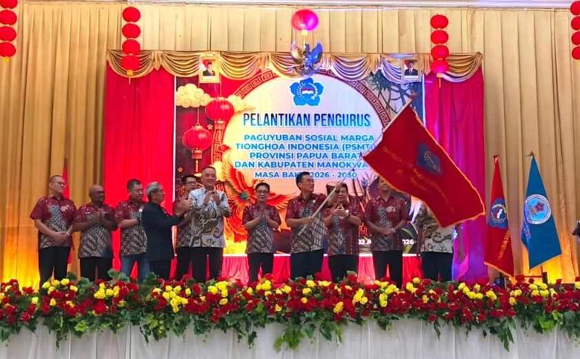 Ketua PSMTI Papua Barat, Alexander Irsiandi mengibarkan bendera pataka PSMTI usai dilantik di Aula Navis, SMA Villanova, Susweni, Manokwari, Minggu, 2 Agustus 2026. Foto: CR18