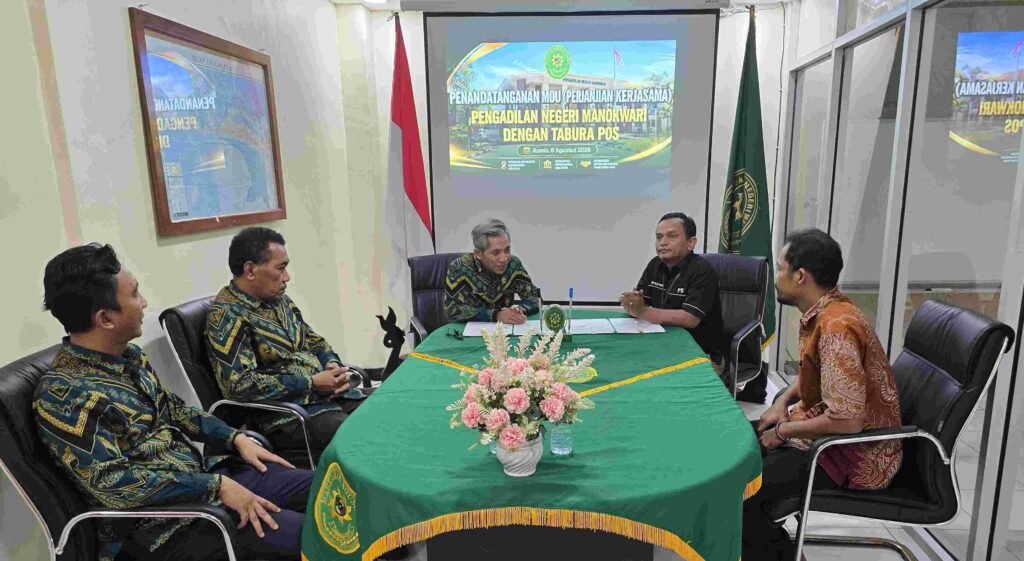 Ketua PN Manokwari, Mahendrasmara Purnamajati, SH, MH dan Pemimpin Perusahaan Tabura Pos, Roy M. Sibarani menandatangani MoU Publikasi Informasi dan Layanan Hukum di PN Manokwari, Kamis, 6 Agustus 2026. Foto: IST