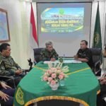 Ketua PN Manokwari, Mahendrasmara Purnamajati, SH, MH dan Pemimpin Perusahaan Tabura Pos, Roy M. Sibarani menandatangani MoU Publikasi Informasi dan Layanan Hukum di PN Manokwari, Kamis, 6 Agustus 2026. Foto: IST